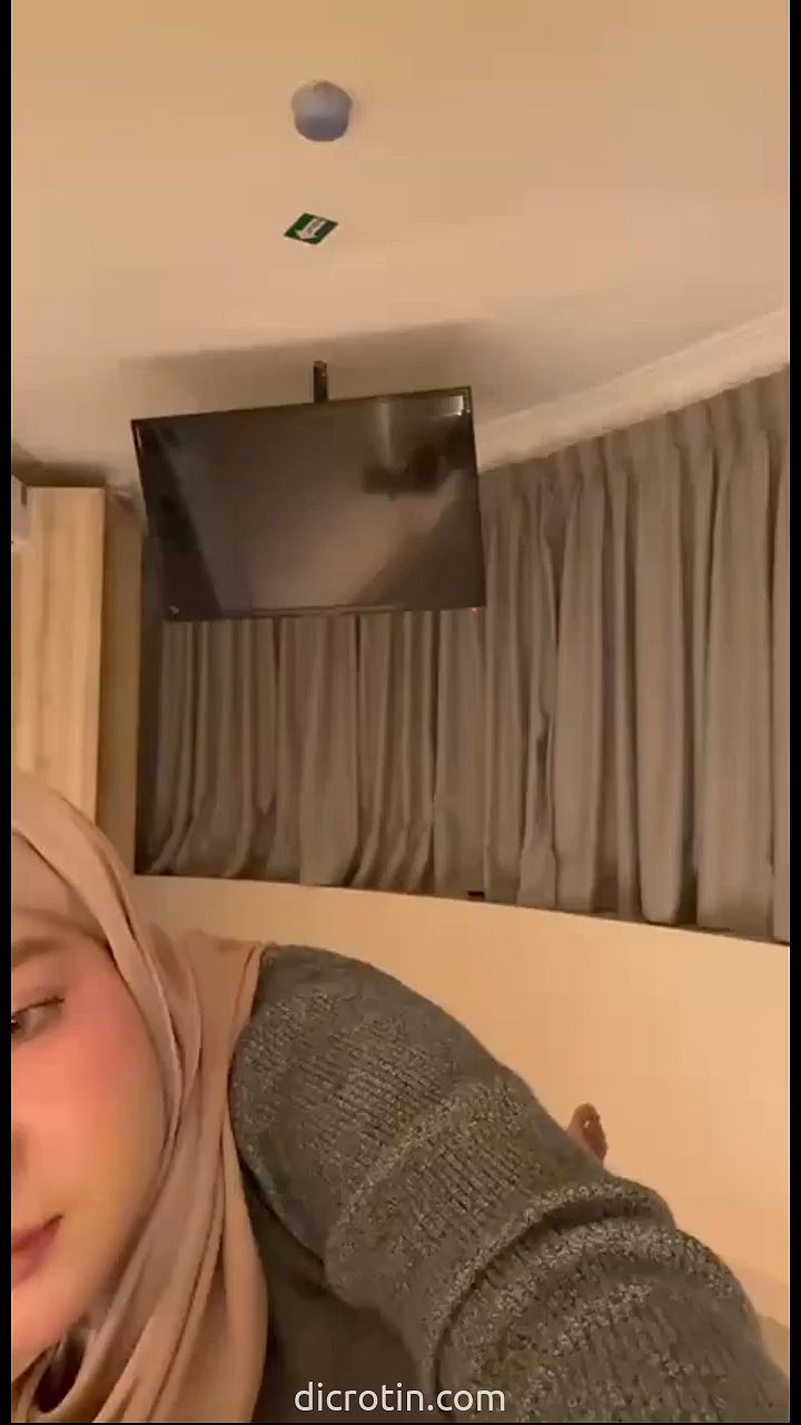 Tante Jilbab Montok Dan Tobrut Lagi Menikmati Brondongnya